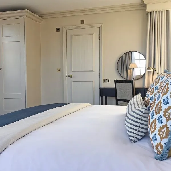 light painted wood bespoke fitted wardrobes